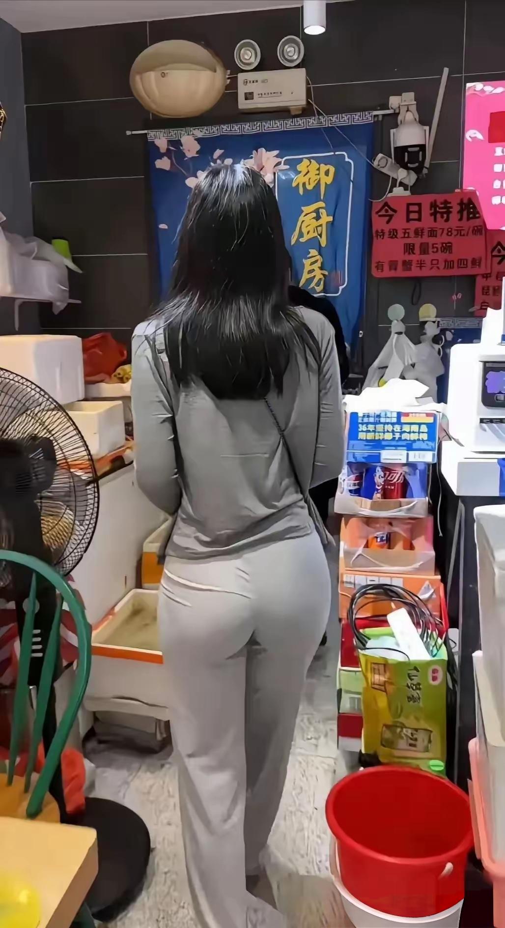 走进繁忙的小厨房，探索御厨的美食秘密！🍲🍜