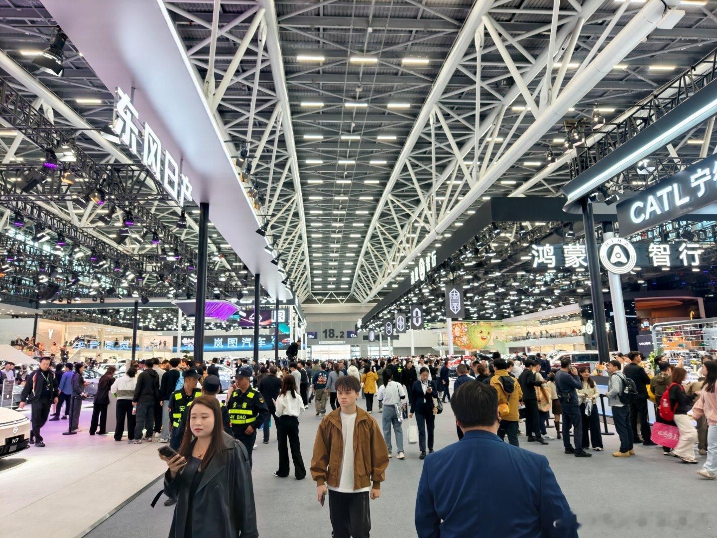 朋友前线来报，今天的专业观众日还挺多人比如，D区18.2号馆鸿蒙智行、东风日产和