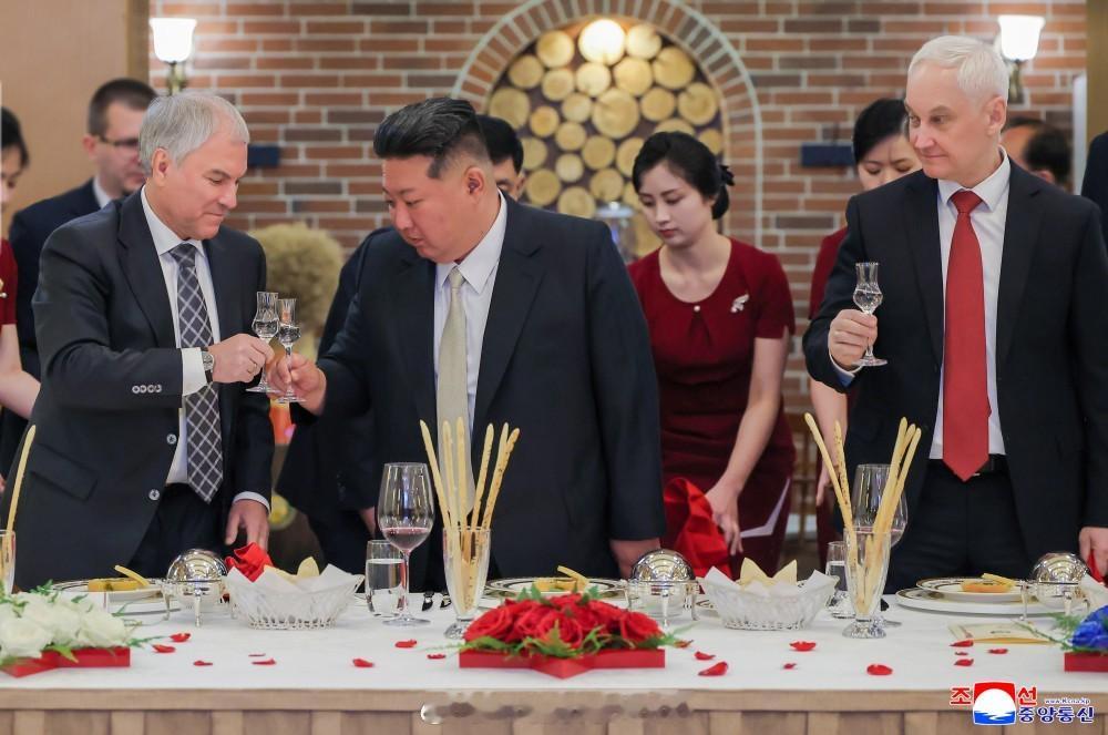 【朝鲜民主主义人民共和国国务委员会设晚宴招待出席海外军事作战功勋纪念馆竣工典礼的