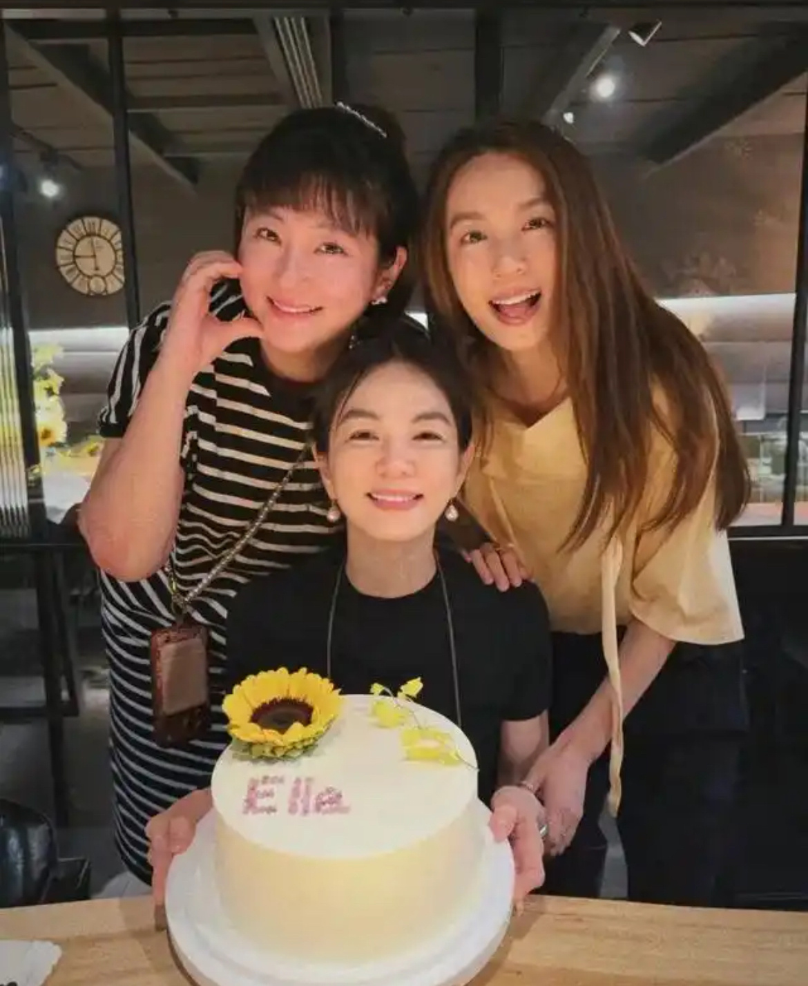 45岁Ella庆生惹争议，140斤Selina抢镜，SHE真实中年状态太戳心SH