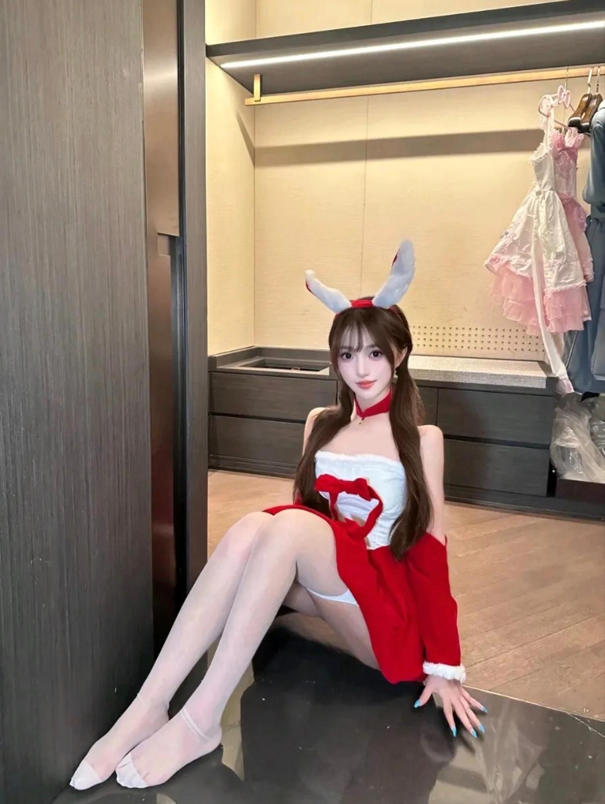 今天是红丝绒兔系女友，裸感丝袜+甜妹装扮=软乎乎的心动暴击，谁能拒绝腿上这层自带