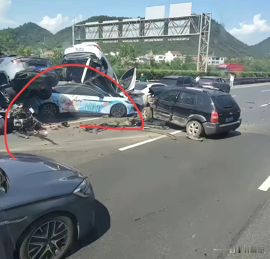 比亚迪汉L：“我特么得罪谁了？这么多车呢，为啥非要我一车扛？”
比亚迪汉L事故，