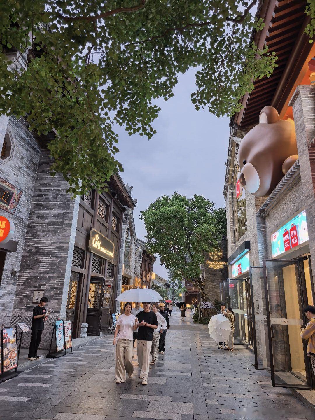 雨巷漫步 文/邵超 下雨天没事干，悠闲地出来转转。 钻进一条老巷子。巷子里没几个