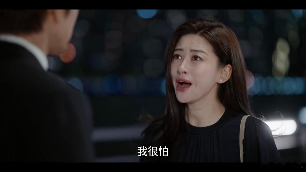 朱珠告白吻用跑的 看到朱珠提着裙摆狂奔的样子，突然明白什么叫"爱情使人健步如飞"