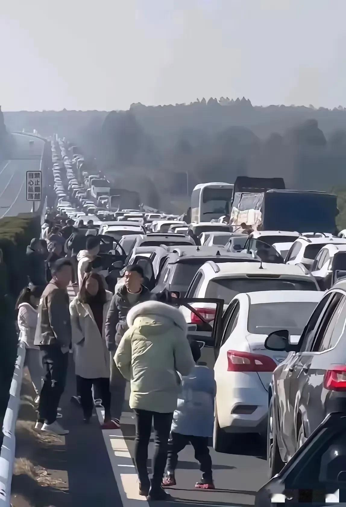 2026年春节返程可太堵了！正月初六全国春运返程迎峰值，山东境内多条高速成拥堵重