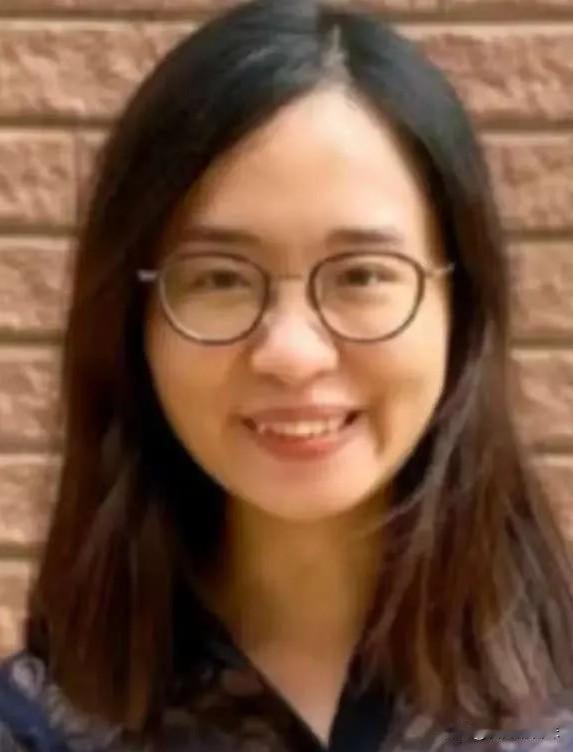 2022年，乱港分子何依琼，决定从香港移居至英国。然而，仅在抵达英国之后仅过了半