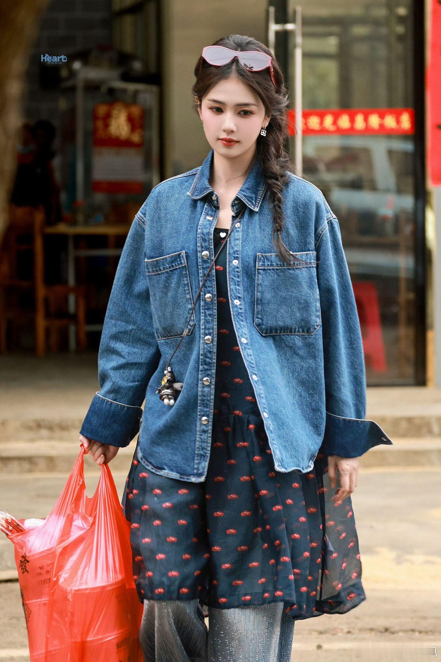 白鹿爱请吃饭的漂亮姐姐白鹿《亲爱的客栈》义工上线超亮眼，手绘迎宾板又快又好，置办