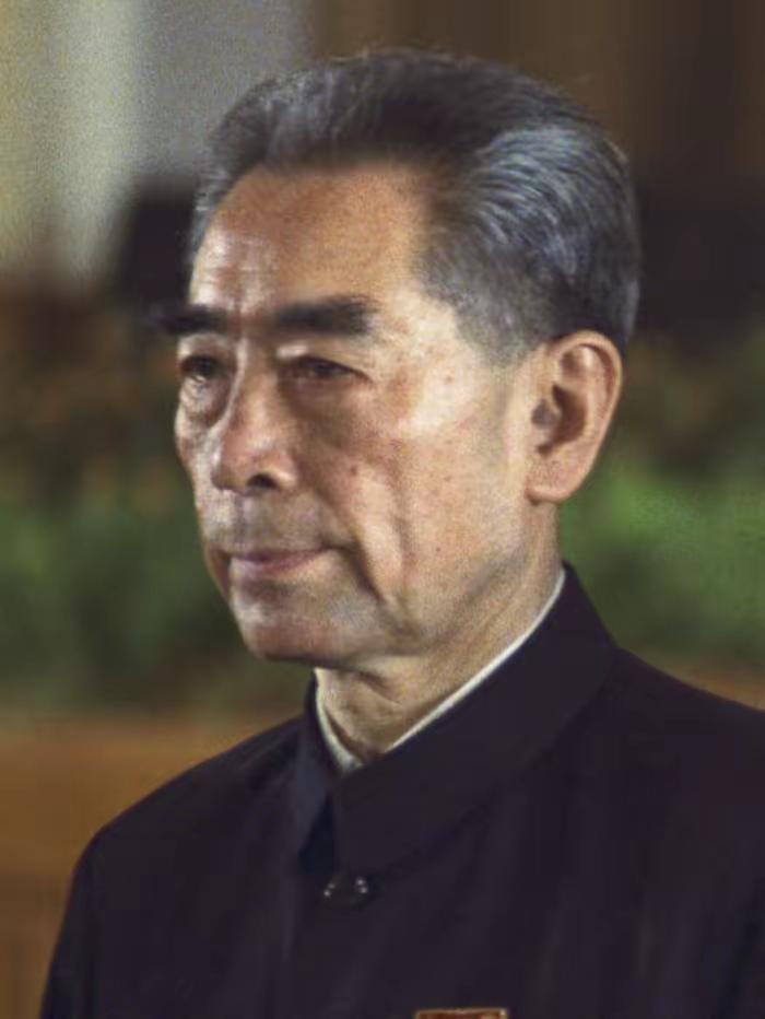 1971年，一名外宾在国宴上偷偷将国宝九龙杯装进了提包。碍于外事面子，工作人员不
