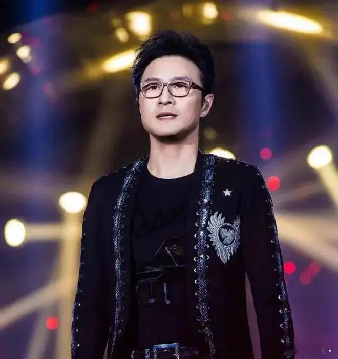 快要被汪峰笑死了！5月26日，当前妻章子怡在戛纳电影节惊艳四座时，汪峰也在社交平