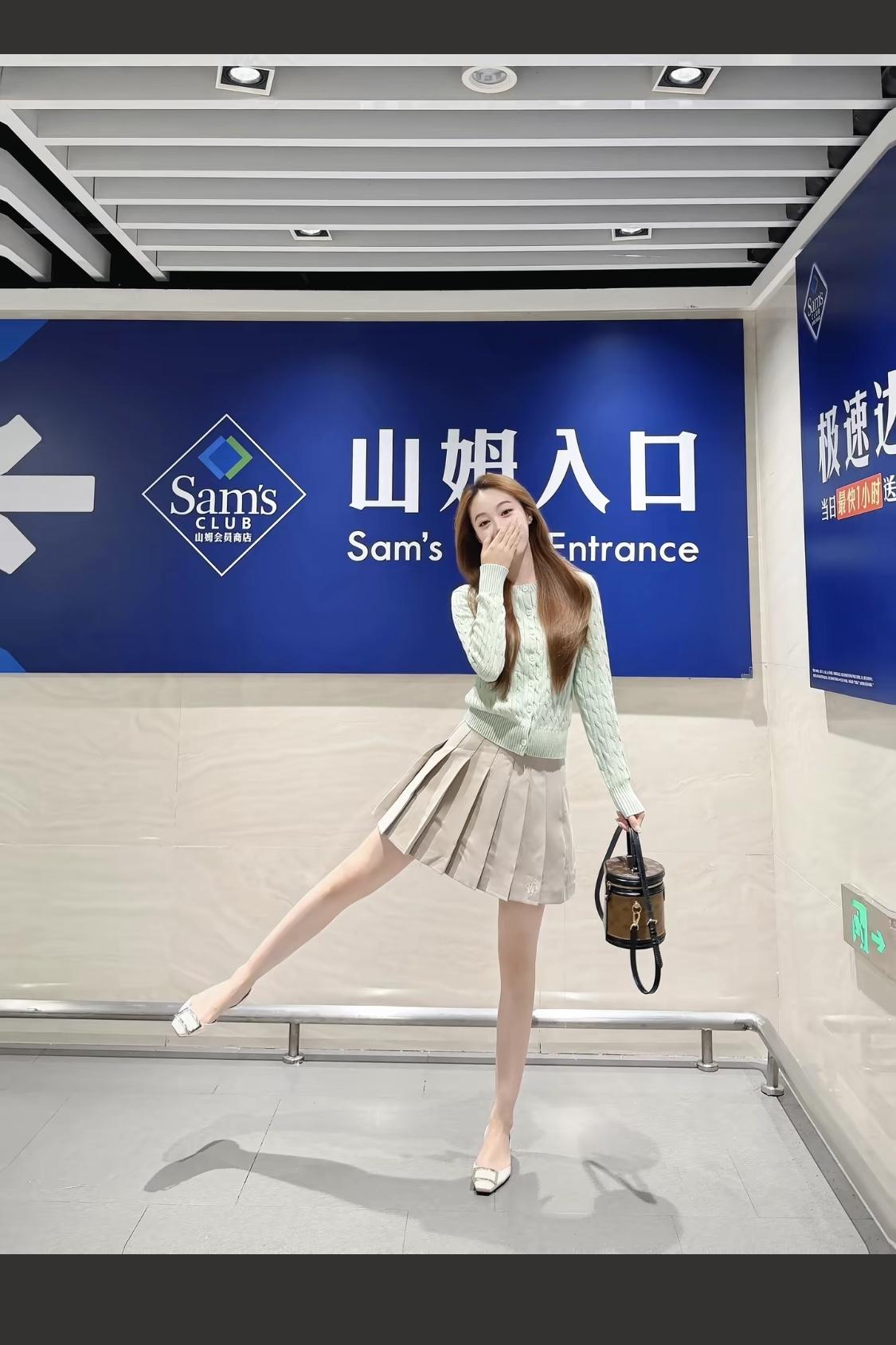 优雅气质，步履轻盈，手提包随行，自信满满！