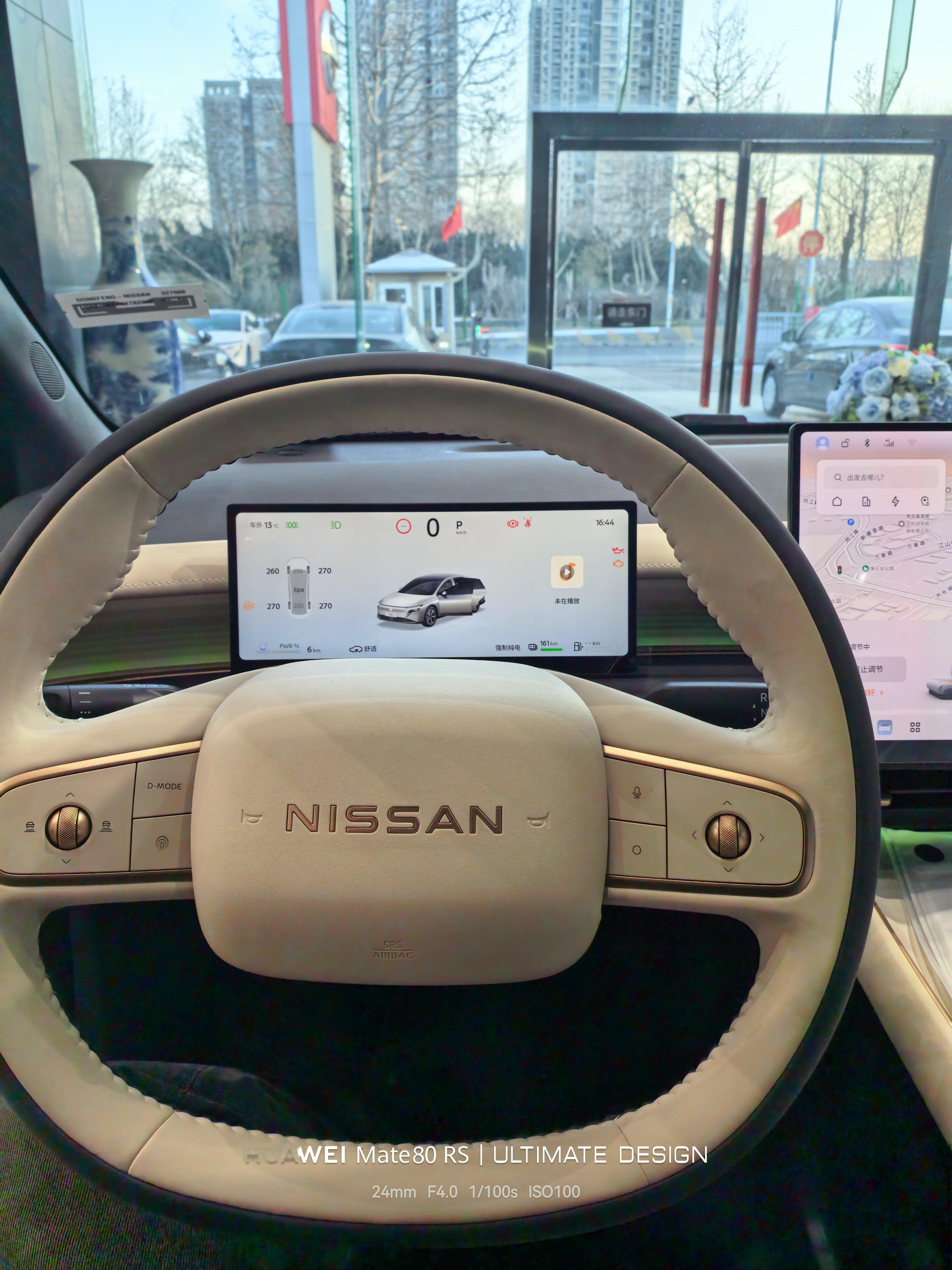 不愧是日产大沙发，N6的这个座椅真的是又软又舒服。 