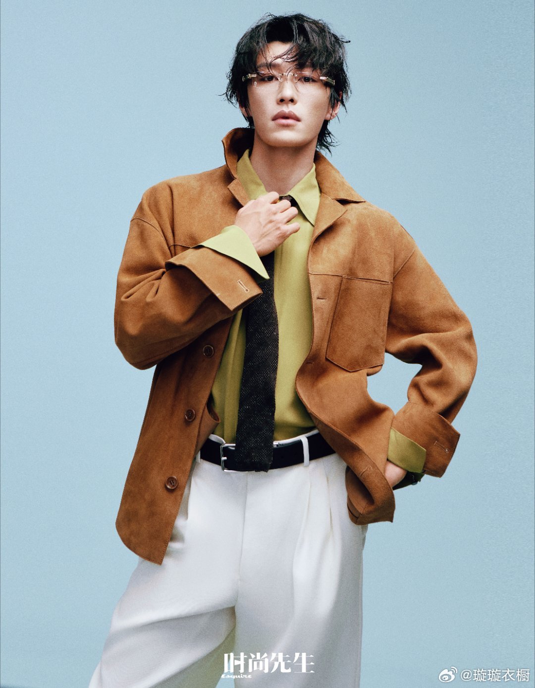 白衬衫褶皱里藏着未说的诗行，领带在颈间跳着优雅探戈。焦糖色外套叠穿成秋日序曲，每