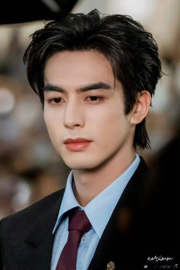 宋威龙闪耀泰兰德这长相太闪耀了吧，皮衣+冷帽 男神宋威龙回国了 