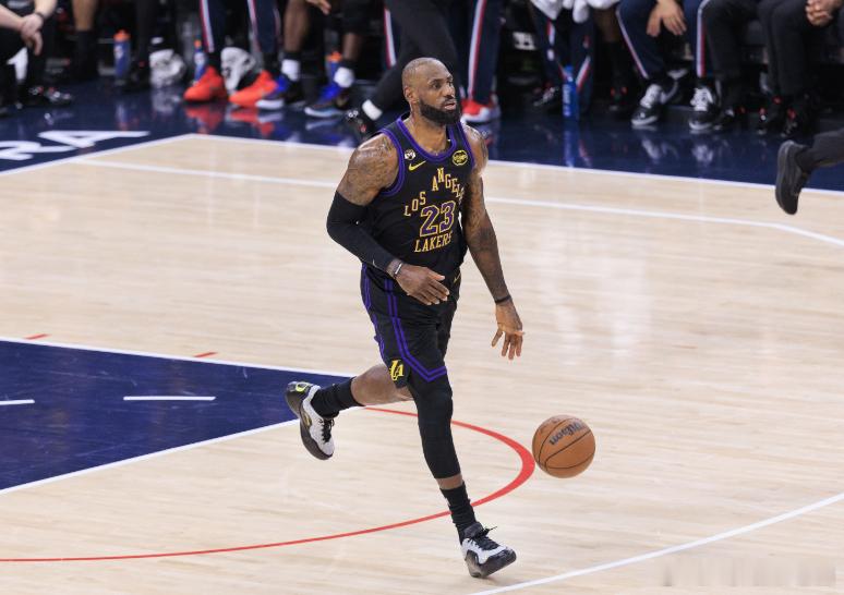 近日，一位联盟高管接受Heavy网匿名采访，谈及湖人前锋詹姆斯的交易前景。一位N