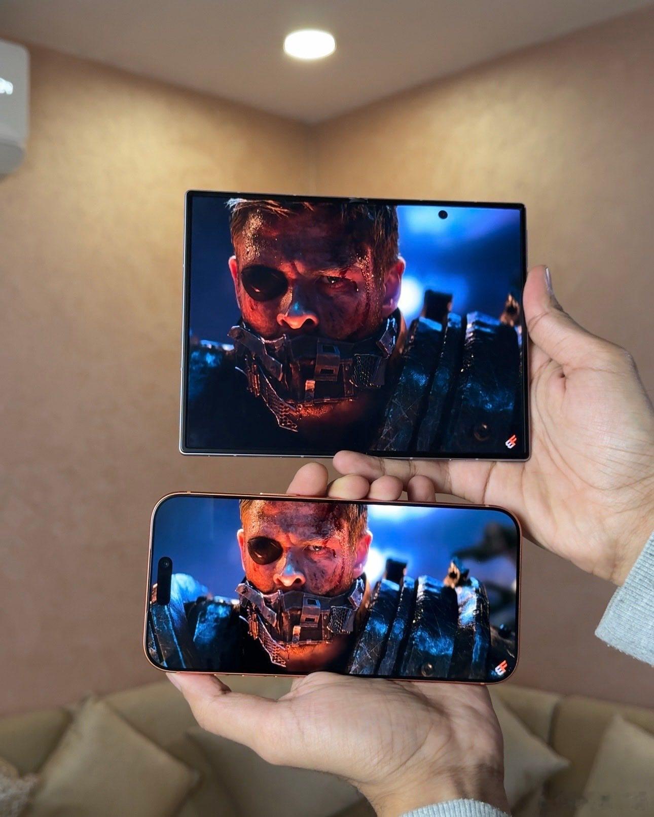 三星Galaxy Z Fold8对比iPhone17 Pro Max图源Tech