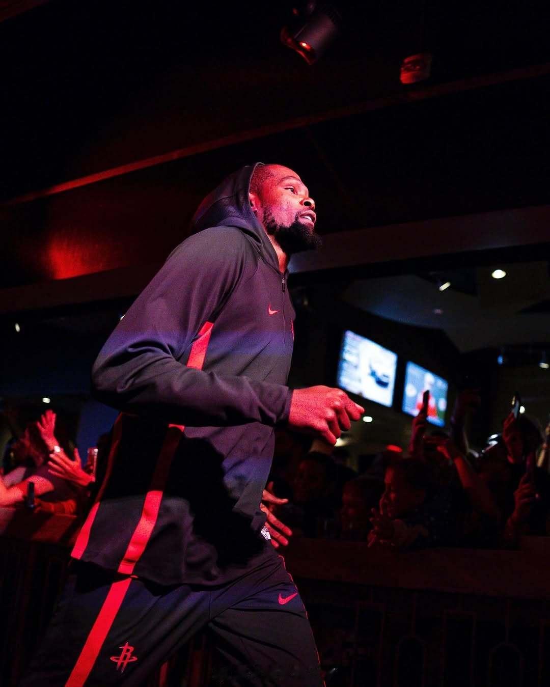 杜兰特做客美女博主Bobbi Althoff的播客节目 “NOT THIS AG