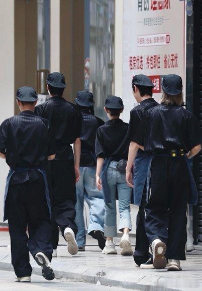 内娱黑工七子改名七星高燥咱黑工七子摇奶茶摇到天亮，摄制组跑了没人溜，改名七星高燥