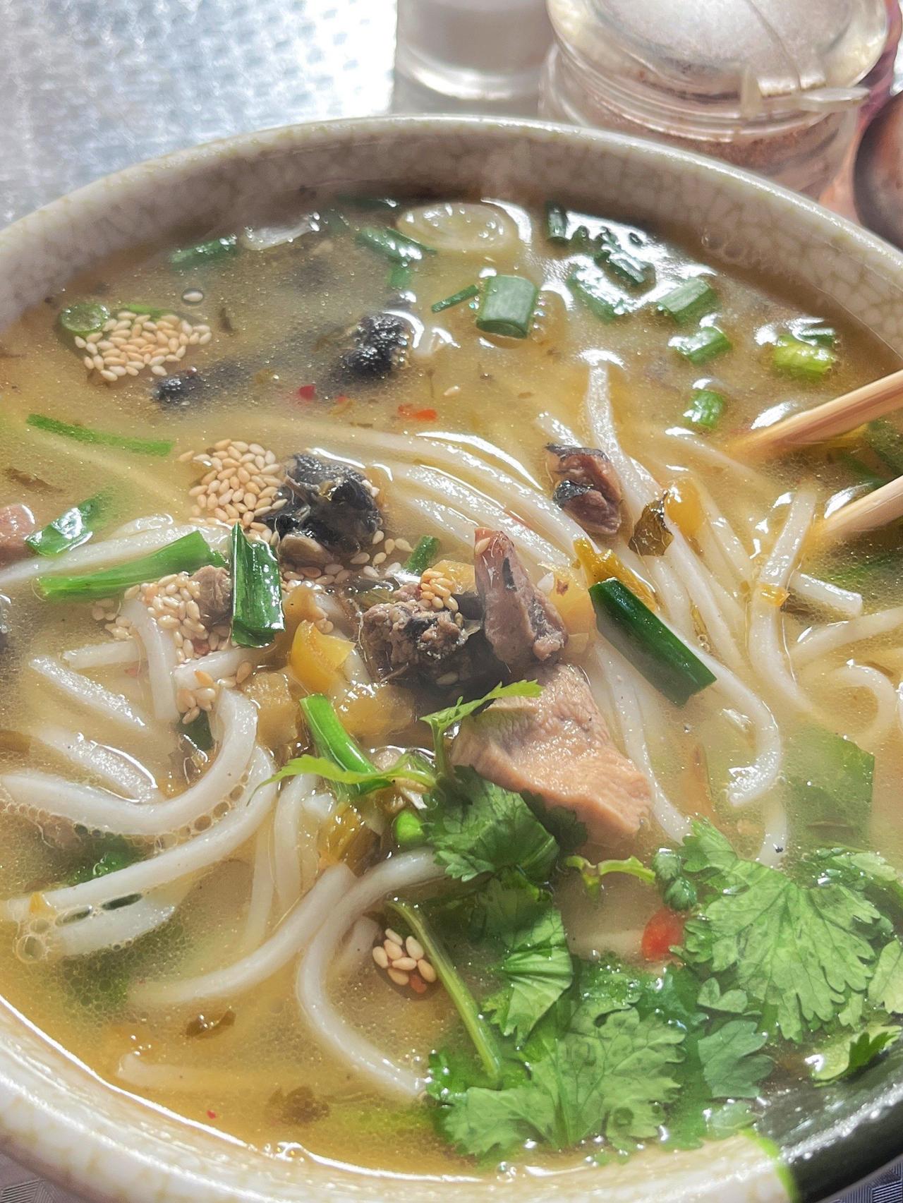 云南丽江游，特色早餐值得打卡！
丽江早餐推荐：
1、土鸡米线/杂酱饵丝、炭火烤饵