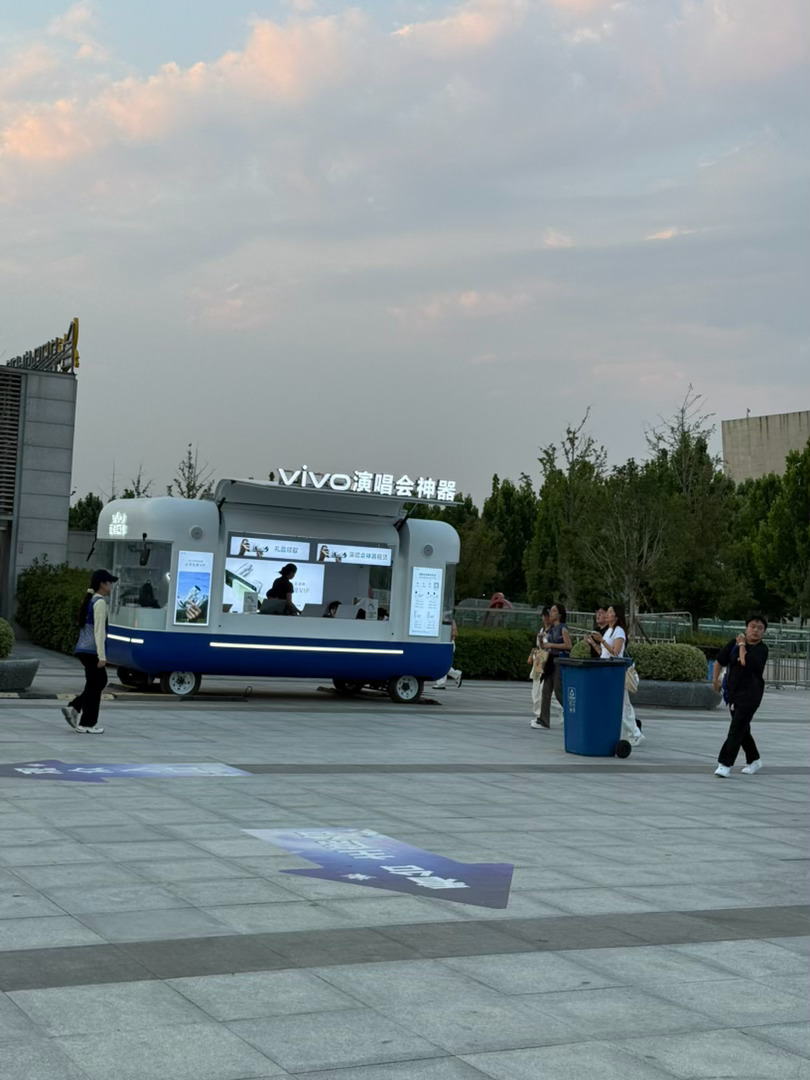 周杰伦演唱会花了1000多的位置如果看演唱会，可以直接租Vivo了，加一个VIV