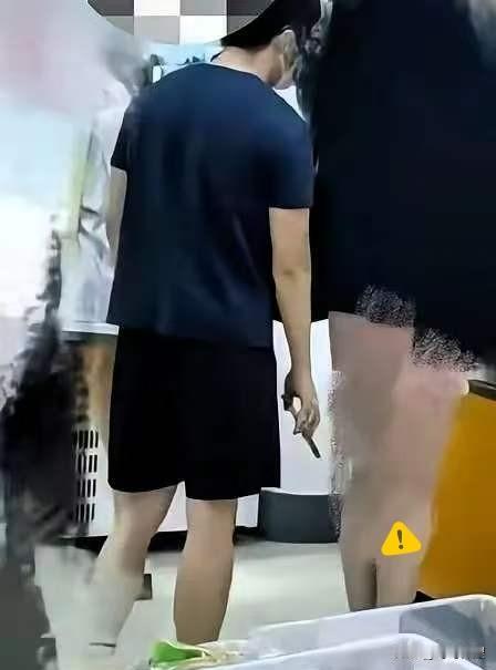 南京这位研究生，算是彻底把前途玩没了。5月11号在超市因为“偷拍”那点事被抓，第
