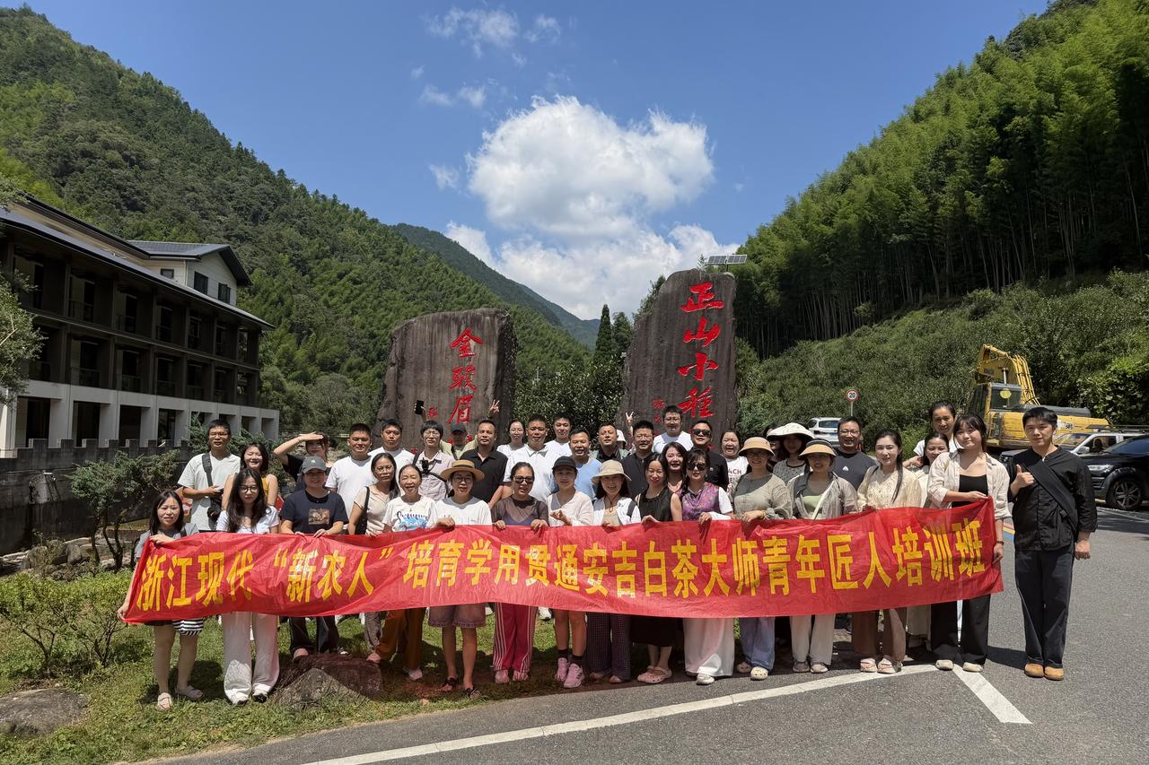 百年青楼，红茶从这里走向世界[强]
这次县里组织来武夷山学习，参观了正山堂的百年