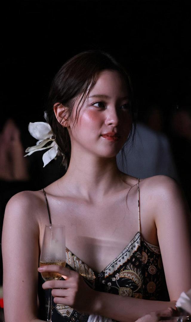 欧阳娜娜酒会一颦一笑都在发光 
