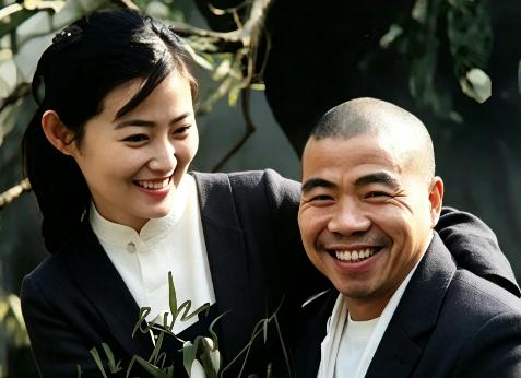 老水浒中潘金莲的扮演者王思懿与武大郎的扮演者宋文华嬉戏打闹。在戏里面，王思懿非常