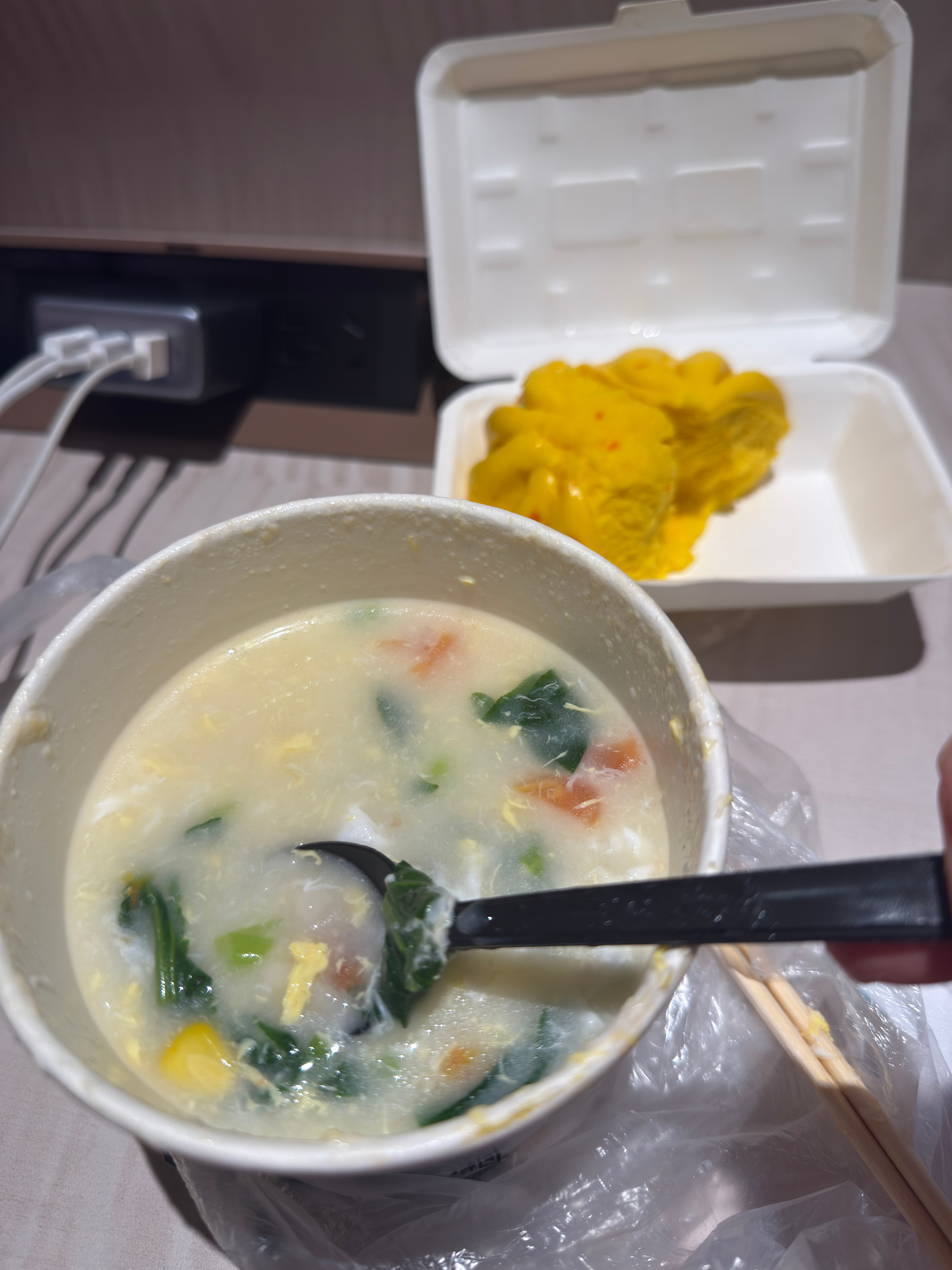 刚彩排完回到酒店秋天里的第一杯奶茶，买了，凉了，没喝上[泪]喝了秋天里的第一碗西