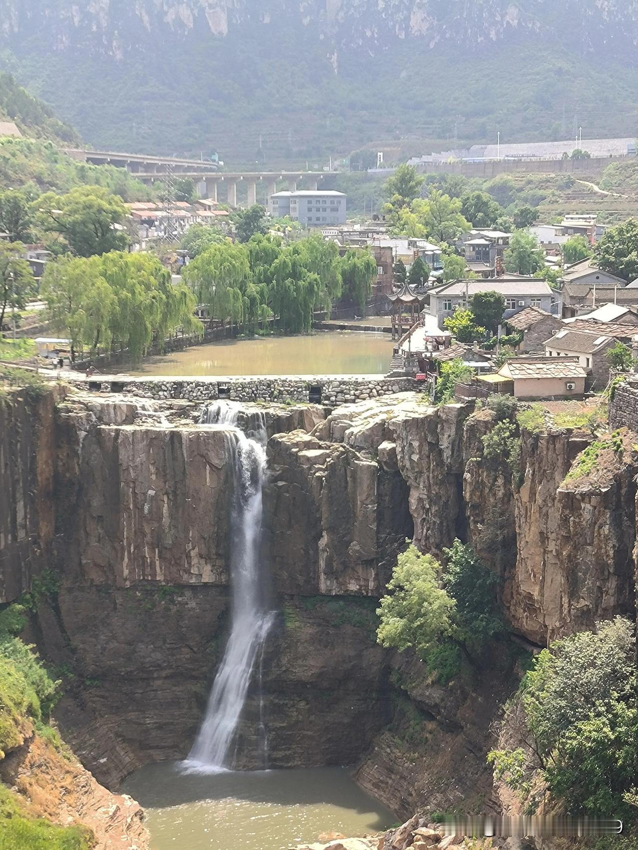 浙江一女子自驾游被村民拦路索要100元停车费，这事也不能全怪当地人，就当花钱买个