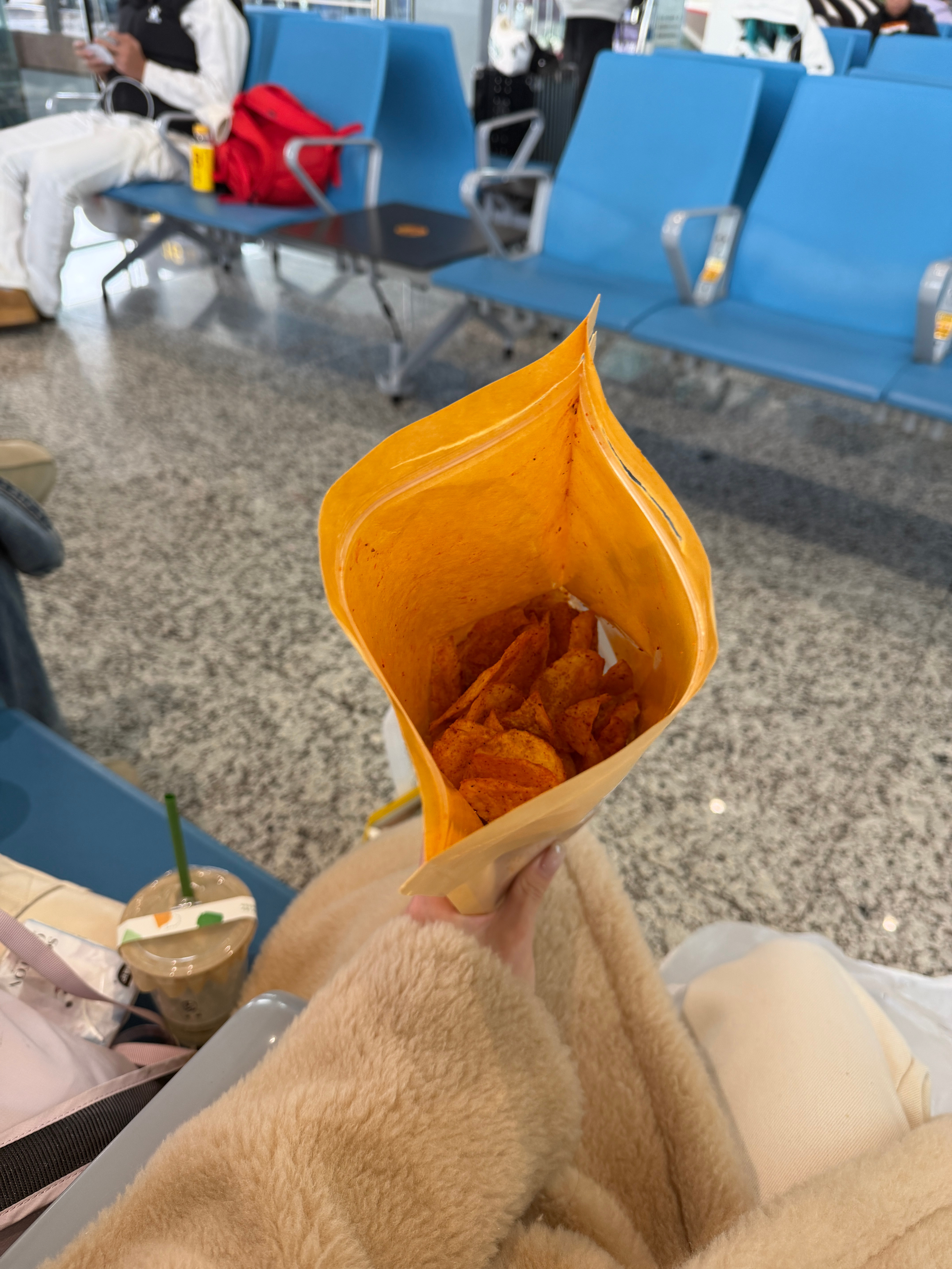 太上头了 临走之前喊了个外卖尝尝洋芋国特产什么味 我立刻加微信让她发到永城 （好