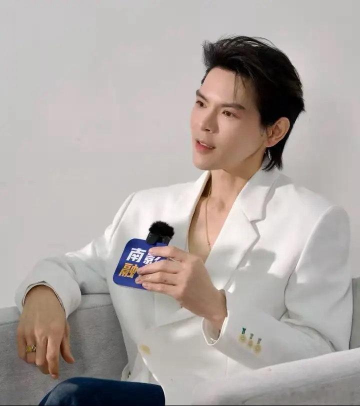 向佐不装了！记者问他：“你家条件这么好，还天天直播、跑综艺，难道真的缺钱花？”向