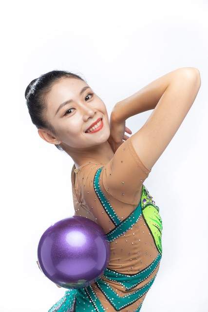 最硬核夺冠礼物！17岁陈妤颉百米夺金，赛后喜提五年高考三年模拟