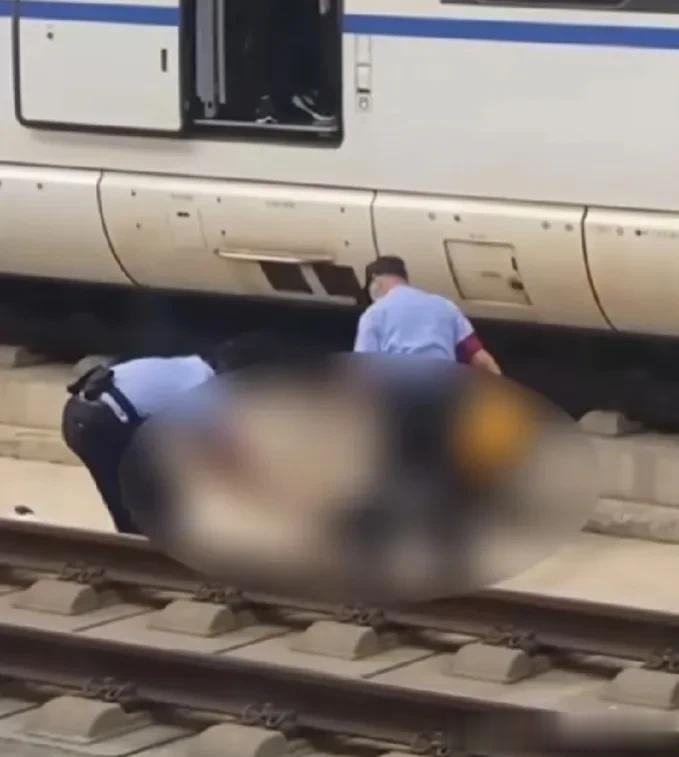 现场做心电图的时候就已经死亡了！滕州男子趁高铁进站时跳入铁轨，他是谁的儿子，谁的