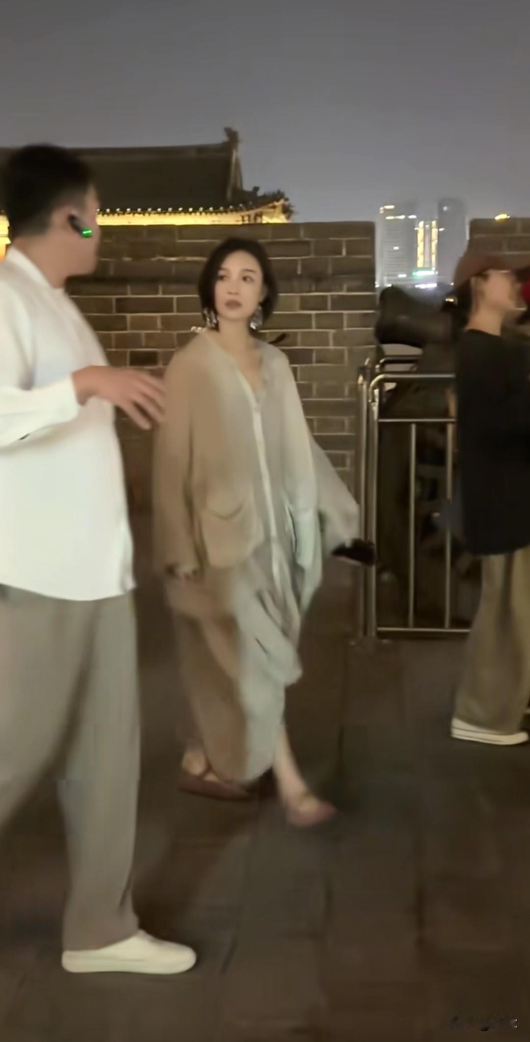 实拍！倪妮现身大同古城墙，和工作人员同行，全程低调又亮眼[耶][耶][耶]倪妮来