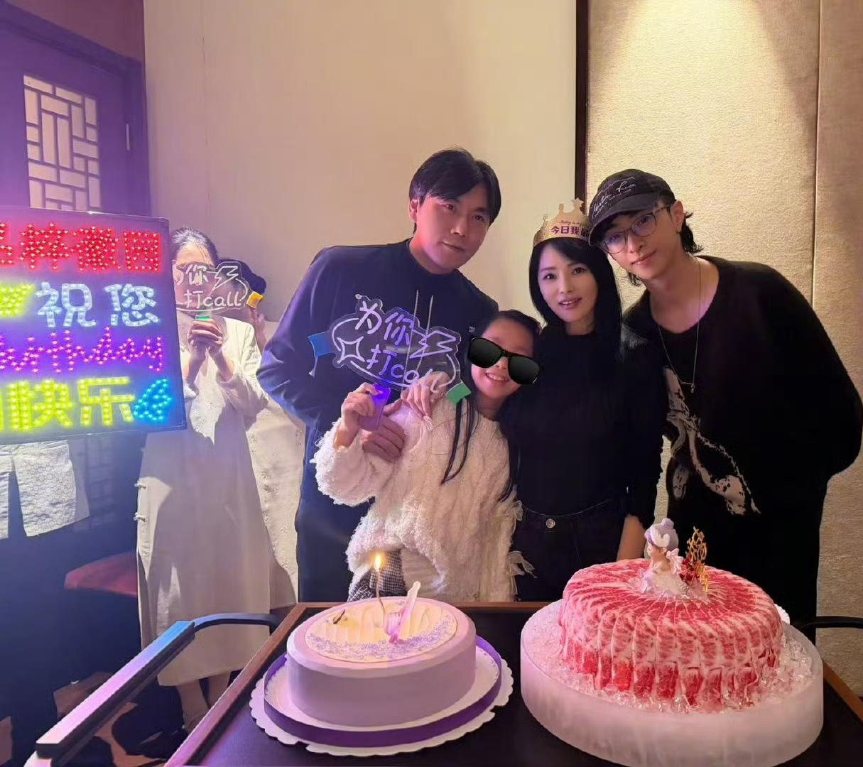 伊能静一家四口同框
看了这张合照之后，不得不感叹
伊能静真幸福
活成了小姑娘的模