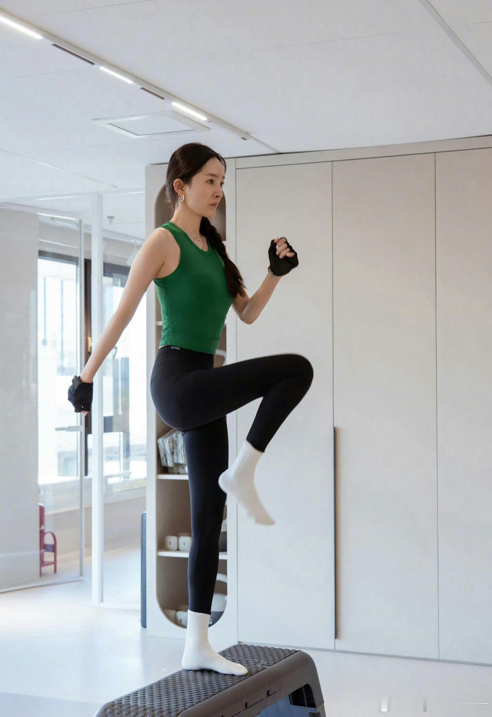 杨幂女演员的自律杨幂的自律大概是开了“内娱永动机”模式吧！别人喊着“管住嘴迈开腿