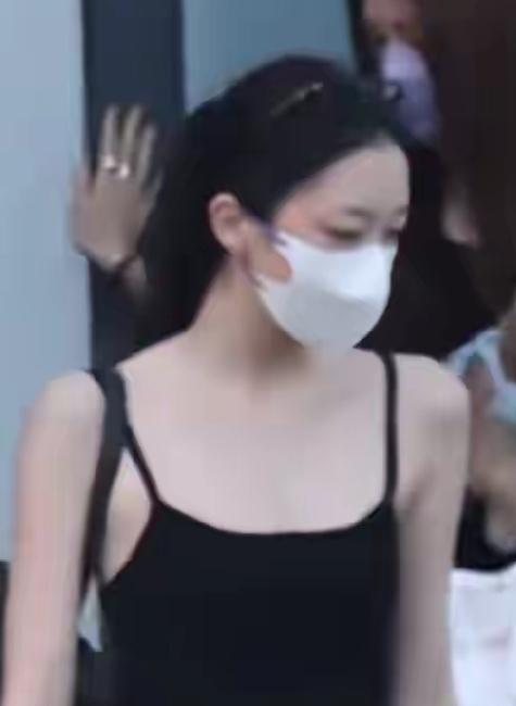李嫣现在频繁的上热搜
大部分都是表扬她现在长成大姑娘了
而且嘴唇上也没有伤疤了