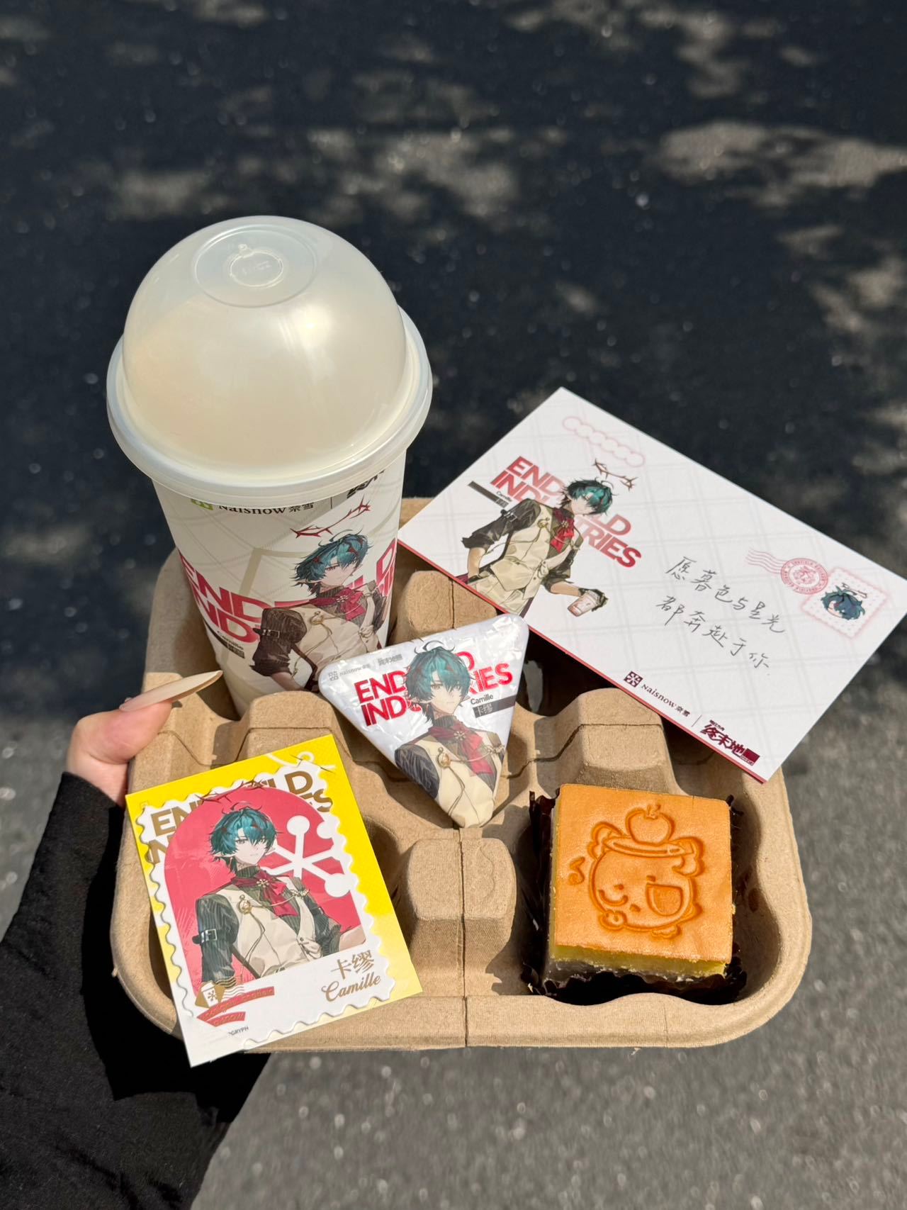 谁懂啊，奈雪这次真的太会了！初雪轻酪红苹果第一口奶盖绵密的像云朵，搅匀后三重苹果
