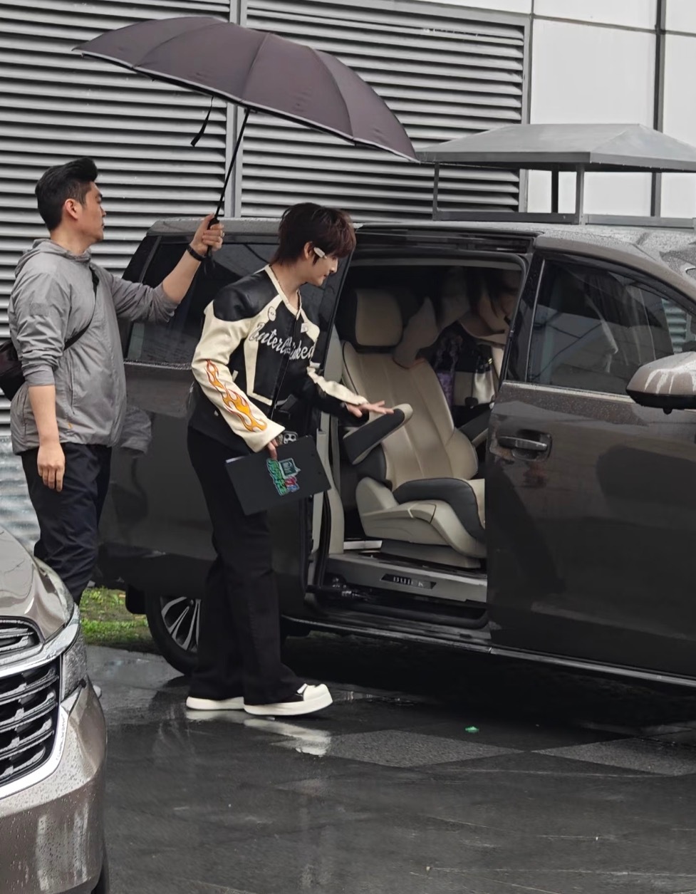 张远路透瘦成这样了 还得是初代爱豆，张远录制综艺最新路透差点没认出，穿着机车皮衣