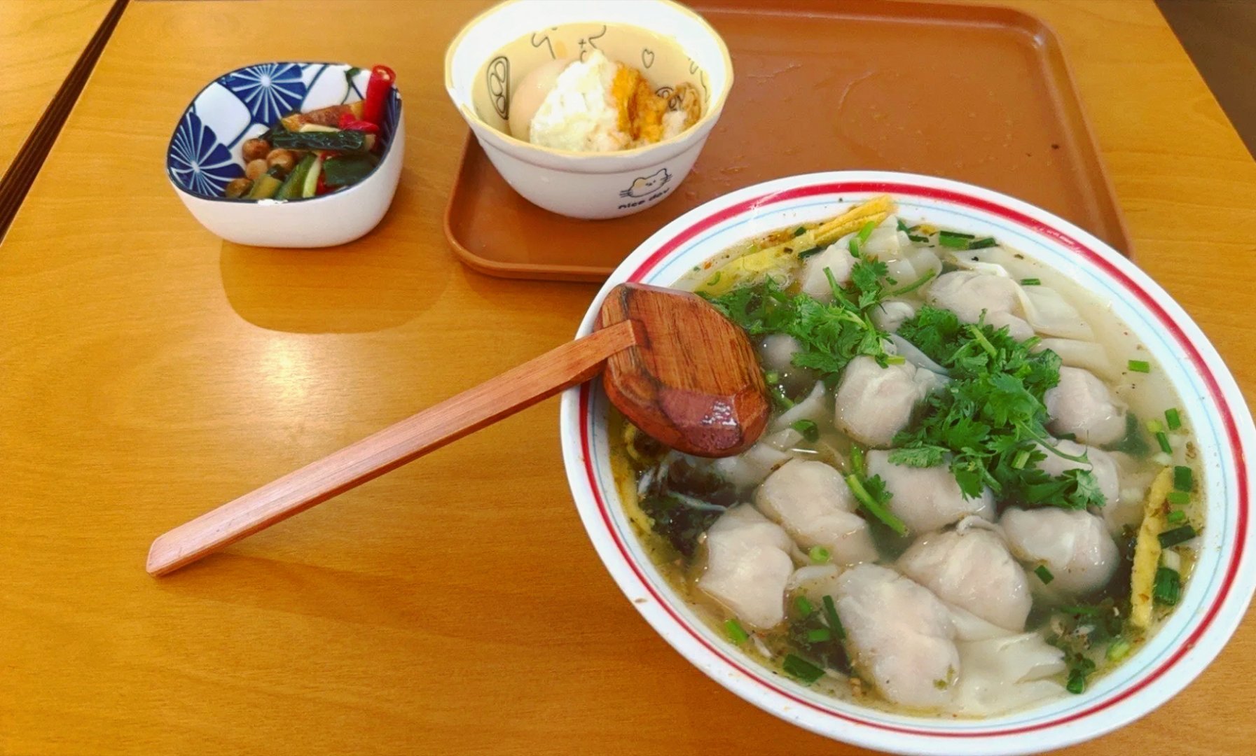 小混沌蛮好吃的，就是要排队很久 ​​​