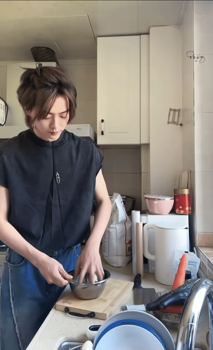 肖宇梁[超话] 老公对不起，虽然你做的饭看起来很好吃，但我更想吃你[舔屏][舔屏