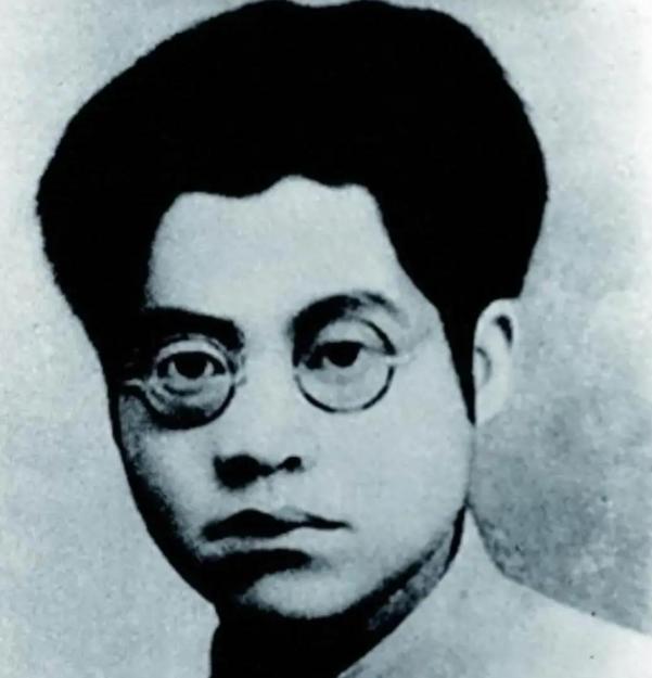 1949年夏天，夏芸拿到退学通知书时，手里只剩一条路，回家。
 
母亲上个月寄来