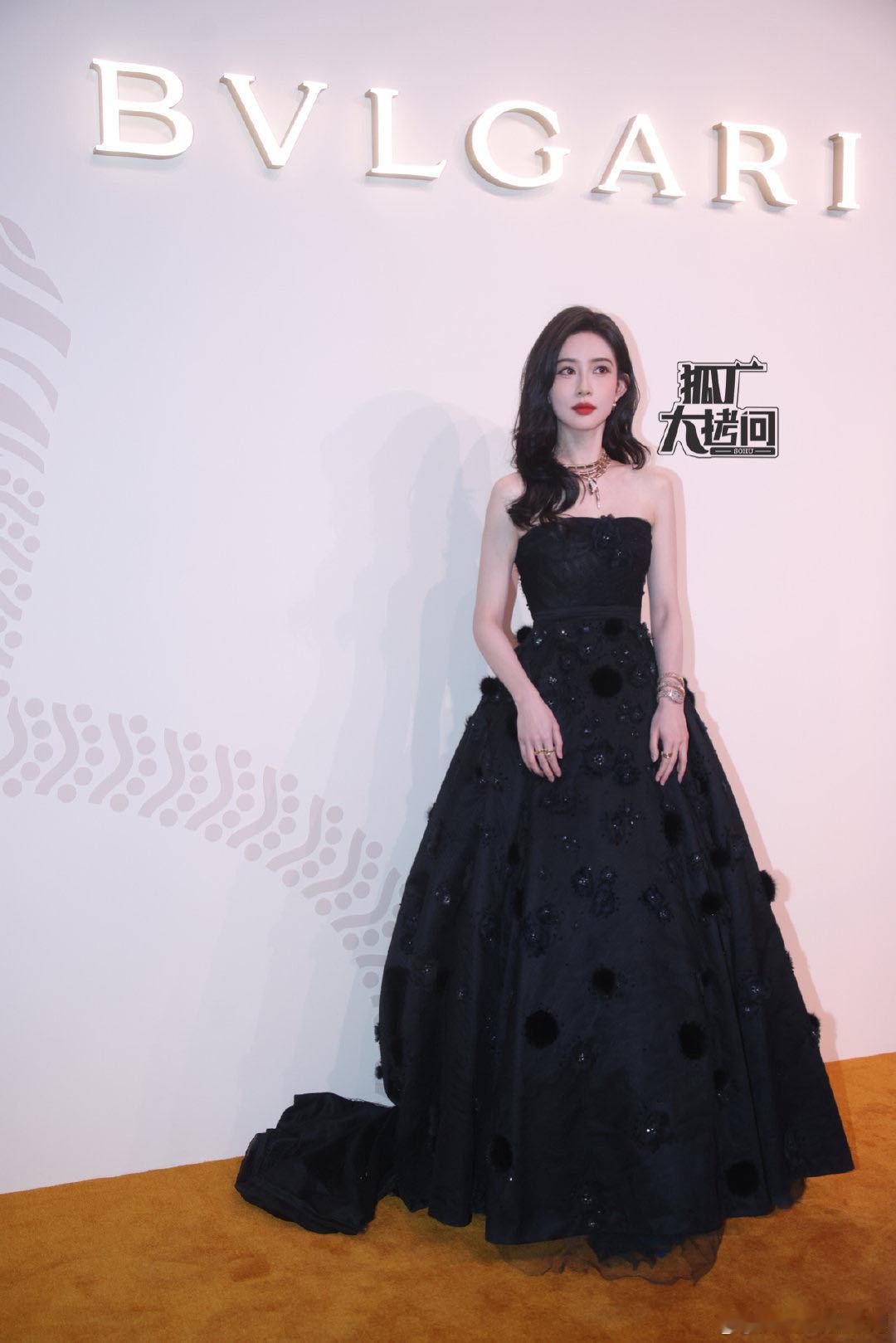 孟子义娇俏黑天鹅 孟子义在宝格丽活动中的造型很有气场，珠宝与服装相搭配，展现了她
