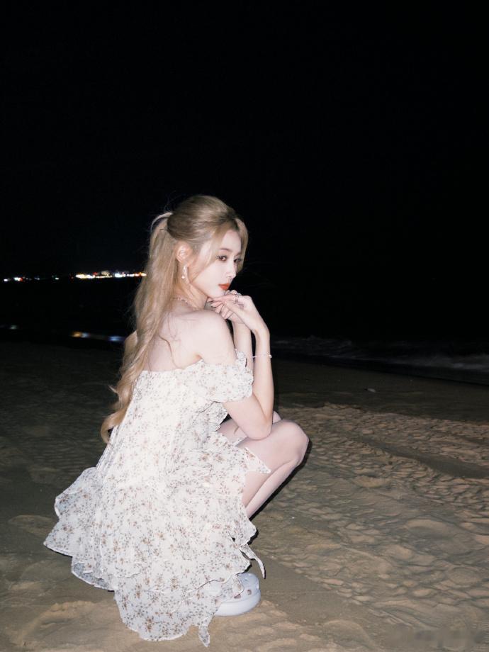 徐艺洋海边金发   徐艺洋海边金发的造型也太美了吧！简直就是好像童话里面走出来的