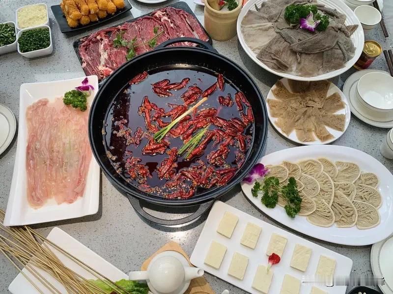 说四川人聚餐不叫重庆人，这其实有点片面啦。川渝本一家，饮食、方言、生活习惯都相近