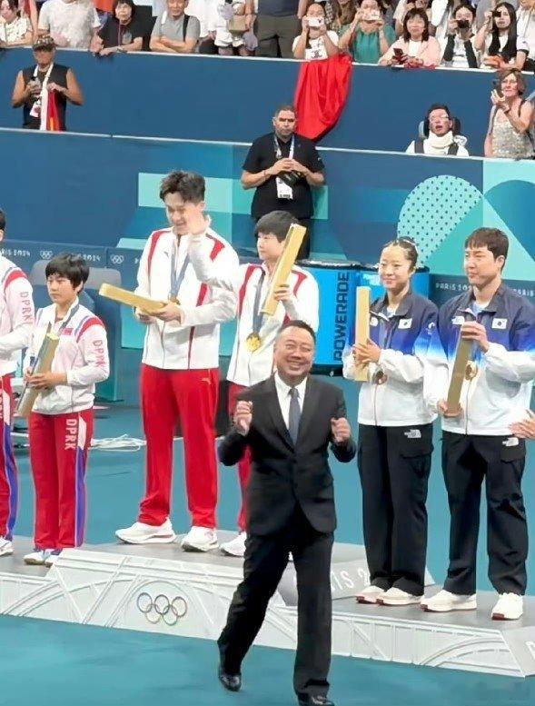 #孙颖莎情商# 孙颖莎蹲下让刘国梁入镜， 这一幕真的好暖心[给力][给你小心心]