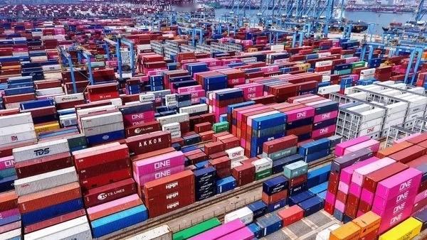 据彭博报道，全球主要经济体正摒弃延续数十年的“准时制”供应链模式，转向不计成本的