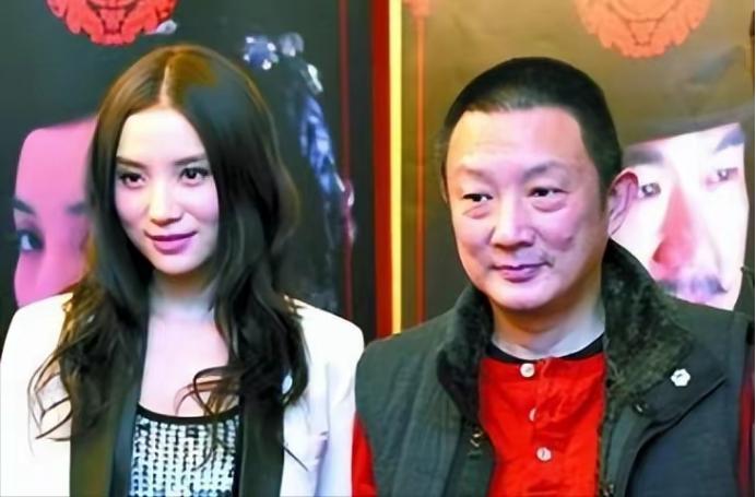 2007年，50岁的导演张黎爱上了演员小宋佳，当时张黎已经结了五次婚，为了迎娶小