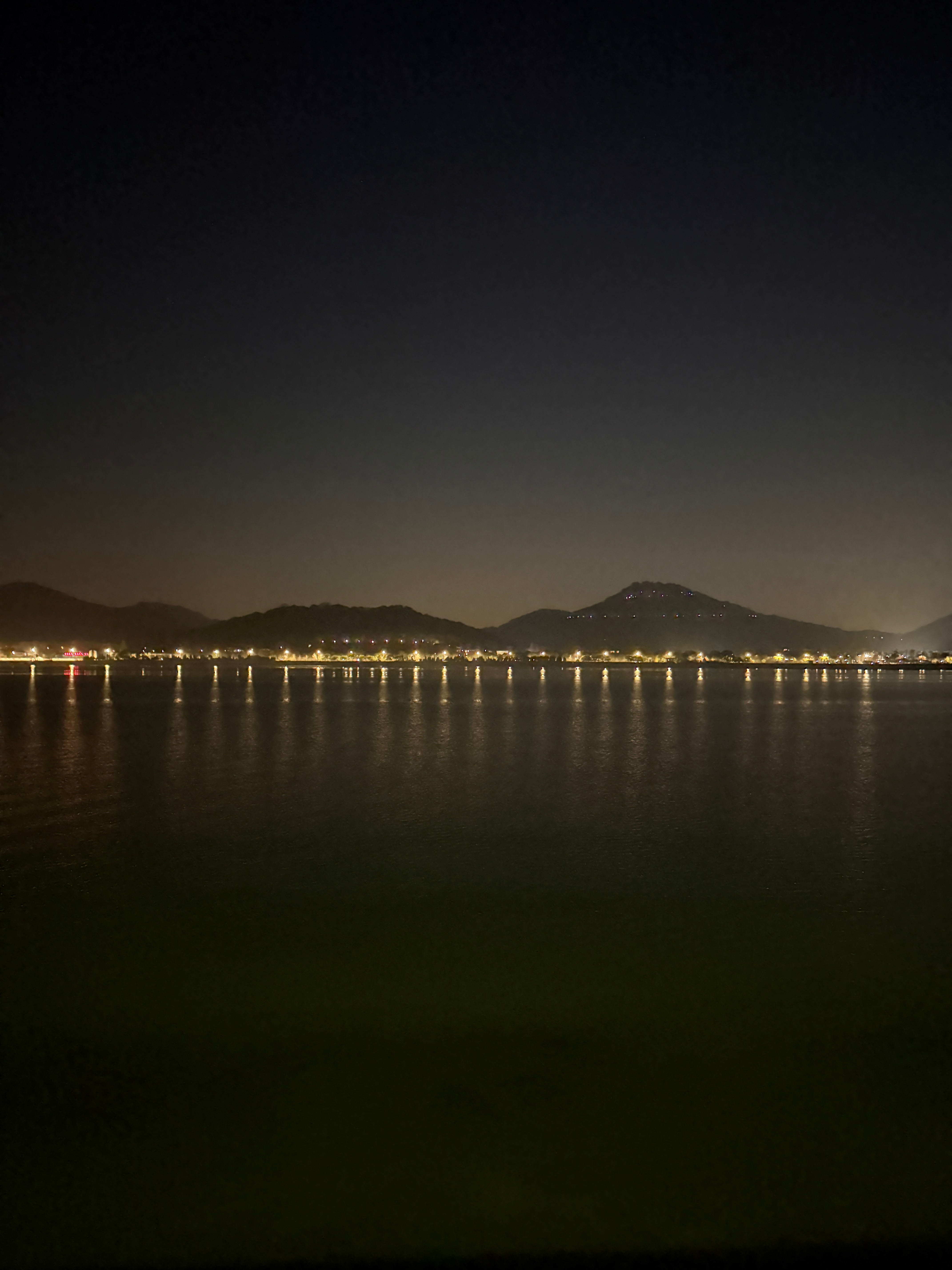 你见过午夜0点30的钱塘江么？ 空无一人，唯有我与影子同行