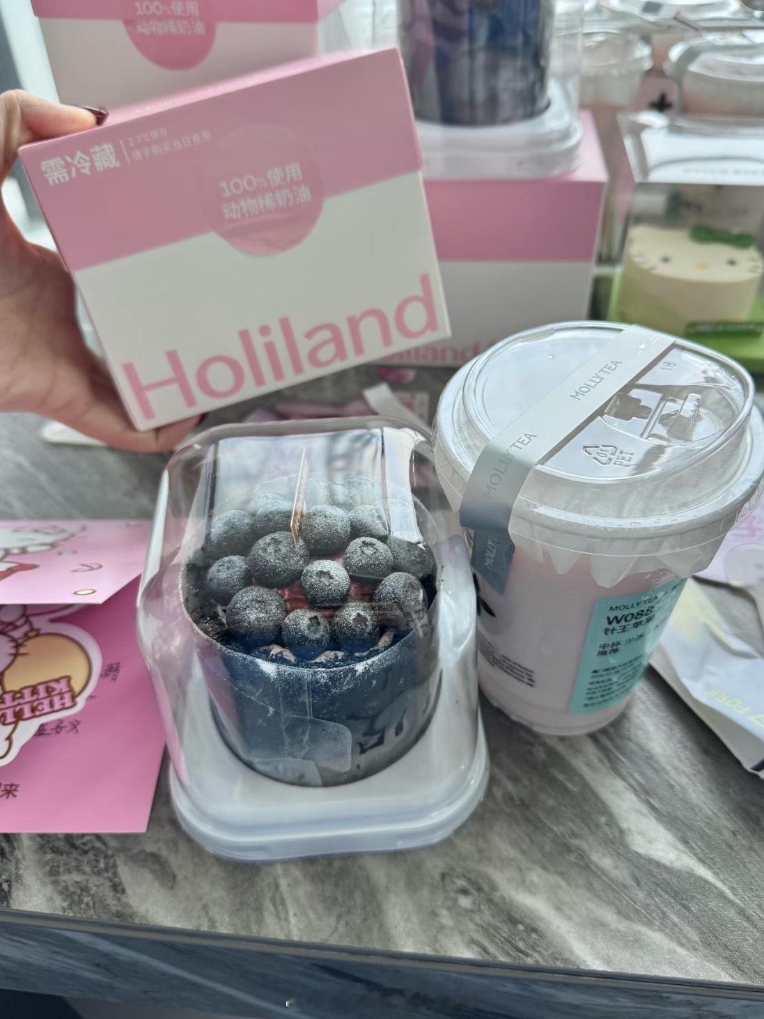 哇请的蛋糕奶茶也是粉粉嫩嫩的！孟子义请工作人员喝下午茶孟子义请工作人员吃蛋糕喝奶